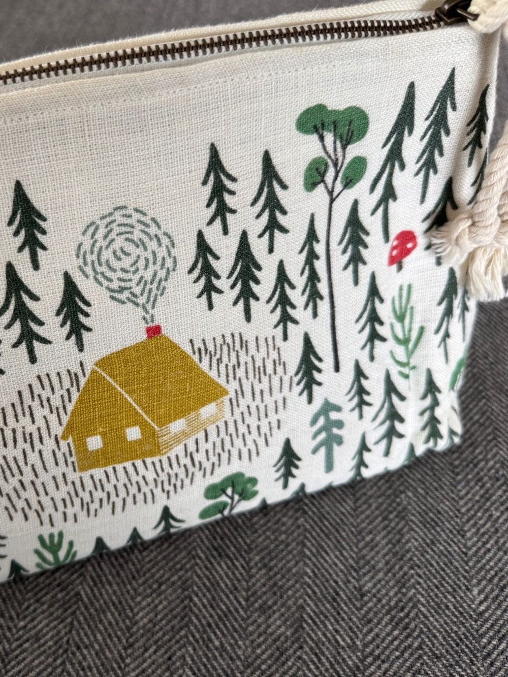 NWOT, DANICA STUDIO, DARLING CABIN WITH TINY MUSHROOMS - TRAVEL BAG/POUCH
